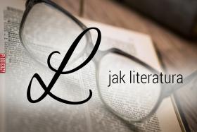 L jak literaturaDaniel C. Dennett pozostaje w bardzo szczególnym kontakcie ze światem zewnętrznym – porozumiewa się z nim głównie za pośrednictwem literatury, której sam jest autorem. „Niektórzy filozofowie wciąż sądzą, że tylko książki, które trudno zrozumieć, mają jakąkolwiek wartość. Wydaje im się, że w ten sposób dowodzą własnego profesjonalizmu”, wyjaśnia. Pisząc w klarowny sposób, unikając żargonu, od lat konsekwentnie poszerza Dennett granice własnej dziedziny.