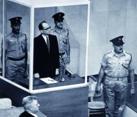 Proces Adolfa Eichmanna, Jerozolima, 1961 r. Porwanie nazistowskiego zbrodniarza ukrywającego się w Argentynie było jedną z najsłynniejszych akcji Mosadu