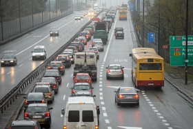 Zakorkowana Trasa Łazienkowska w Warszawie na odcinku, gdzie od niedawna jest buspas