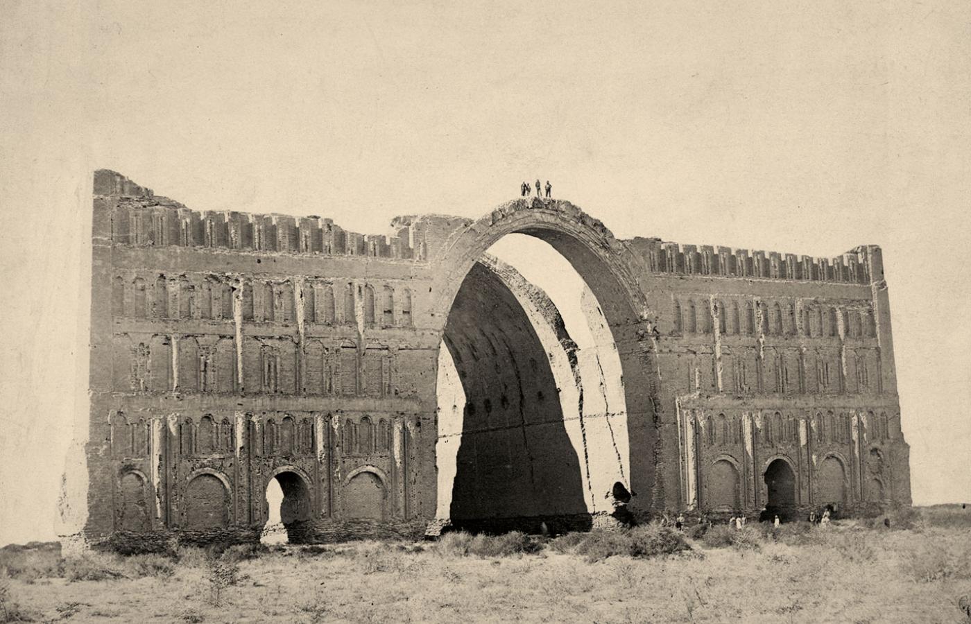 Ruiny pałacu w Ktezyfonie (ob. Irak), stolicy imperium partyjskiego i seleuckiego, jednego z kluczowych punktów na Jedwabnym Szlaku; fot. z 1901 r.