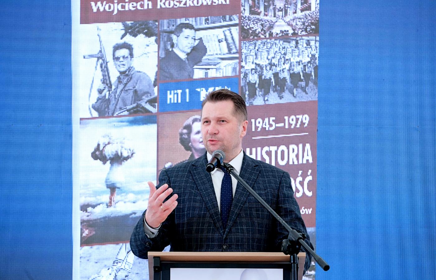 Minister Przemysław Czarnek prezentuje założenia przedmiotu historia i teraźniejszość.
