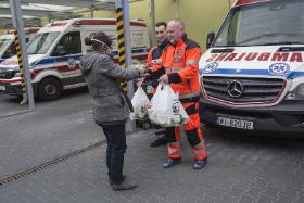 Akcje pomocowe organizowane są w całej Polsce. Na fot. dostawa jedzenia dla pracowników pogotowia ratunkowego zorganizowana przez wolontariuszy z Grupy Sygnał.