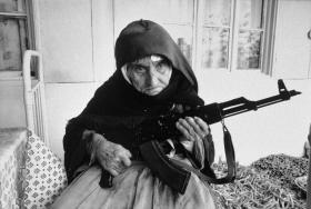 106-letnia kobieta z karabinem, broniąca swojego domu. To zdjęcie i ta kobieta stały się symbolem ormiańskiej niepodległości, którą kraj ten odzyskał w 1990 r.