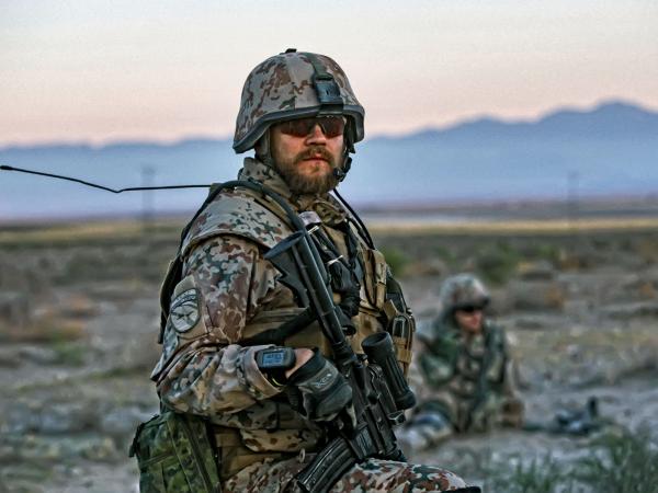 Pilou Asbæk jako sierżant Claus Pedersen w dramacie wojennym