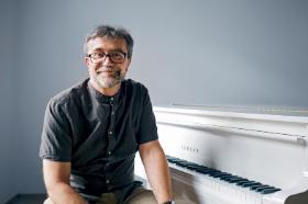 Robert Losiak jest muzykologiem i dr. filozofii.