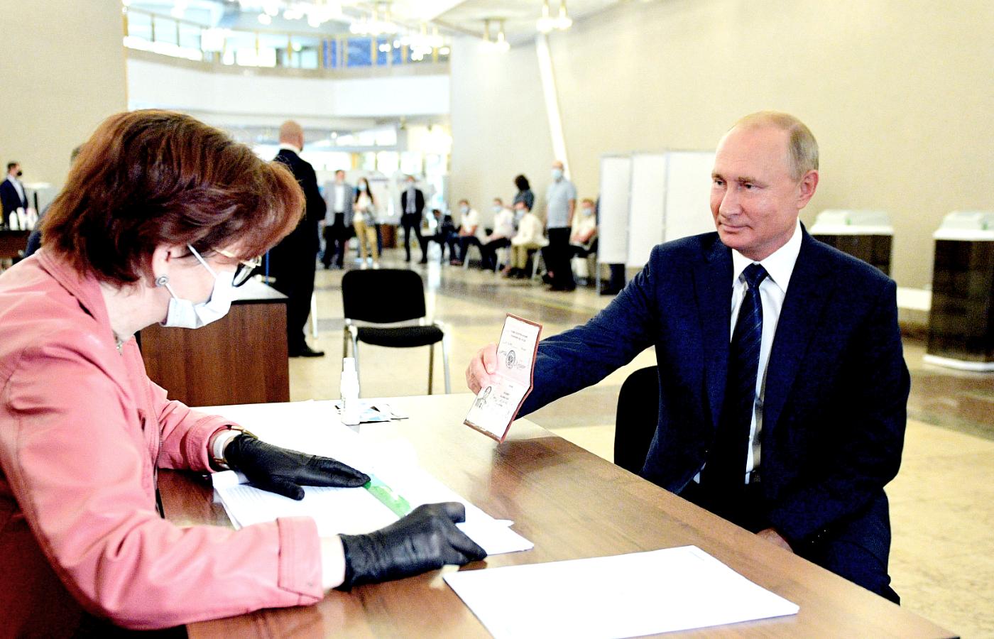 Władimir Putin oddaje głos w referendum, 1 lipca 2020 r.