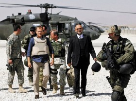 Premier Tusk, idąc śladem prezydenta Obamy, chce w Afganistanie zwiekszyć stan polskiej armii, aby ją potem zmniejszyć.