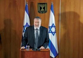 Ogłaszając publicznie oskarżenie premiera, prokurator Avihai Mandelblit powiedział: „Stawiam je z ciężkim sercem, ale i z całego serca”.