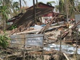 Zniszczona siedziba Ligi na rzecz Demokracji, partii Suu Kyi