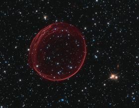 Wielki Obłok Magellana. Ogromna otoczka gazowa będąca pozostałością po eksplozji supernowej. Ma śrdenice 23 lat świetlnych i rozszerza się z prędkością 18 milionów km/h.