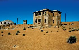 Kolmanskop – opuszczone miasto zbudowane w stylu niemieckim. Niegdyś zasiedlali je górnicy z pobliskich kopalni diamentów.