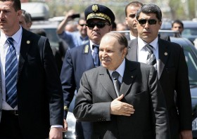 Prezydent Bouteflika milczy jak zaklęty, a pokój społeczny kupuje za petrodolary.