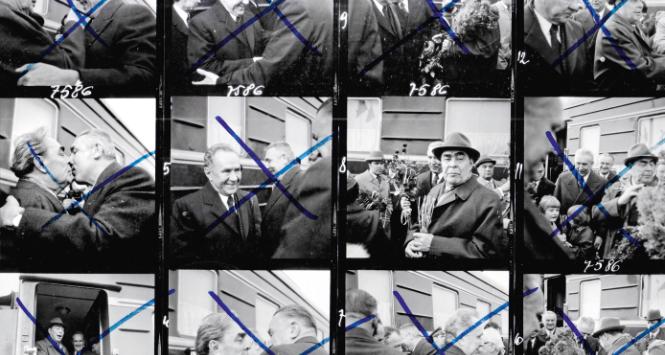 Cenzorskie ingerencje na zdjęciach Agencji Interpress, dokumentujących powitanie Leonida Breżniewa w Warszawie; 1975 r. Władza dbała o swój wizerunek, ale z perspektywy czasu wygląda to jak wykreślanie z historii...