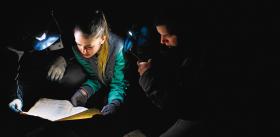 Załoga Urbex, czyli Dave, Kaja i Marek, z dokumentami znalezionymi w fabrycznych piwnicach.