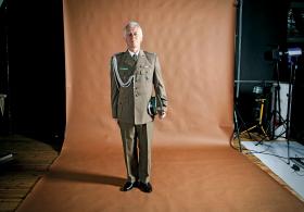 Jan Jakubowski. Z postawą zawodowego wojskowego zagrał w kilku mundurowych epizodach.