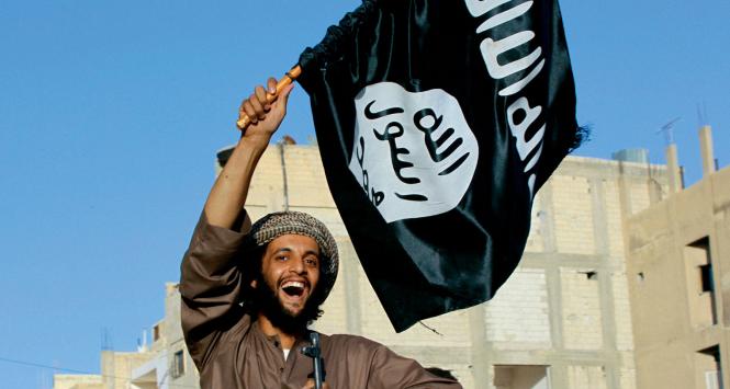 Rakka – uczestnik wojskowej parady na ulicach miasta opanowanego przez siły Państwa Islamskiego.