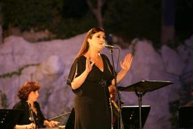 Ghada Shbier to znawczyni i znakomita interpretatorka tradycyjnej muzyki arabskiej: – Nie śpiewam po to, by być uznaną za gwiazdę czy żeby zarobić dużo pieniędzy. Chcę wyrażać się artystycznie i eksplorować bogactwo muzyczne muzyki arabskiej. Wszystkie płyty, które nagrałam, mają za zadanie prezentować to dziedzictwo.