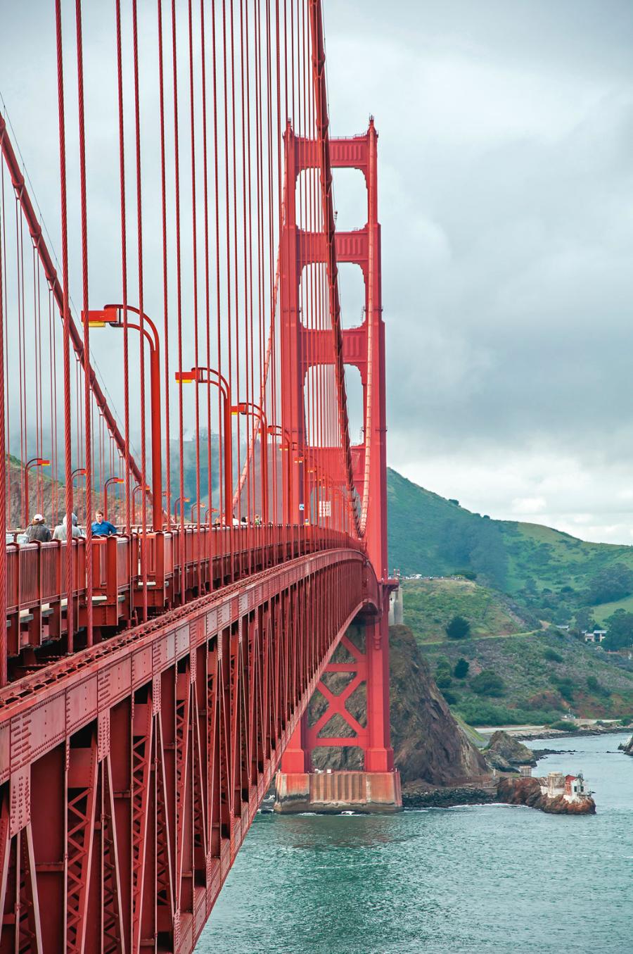 Turyści na moście Golden Gate (San Francisco, USA).