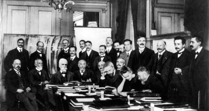 Maria Skłodowska-Curie wśród innych wielkich uczonych podczas I konferencji Solvayowskiej w Brukseli w 1911 r.