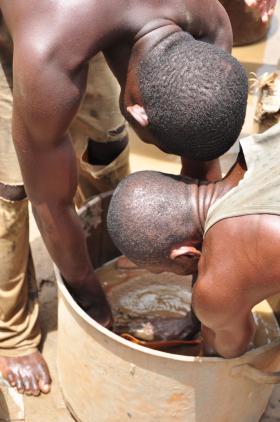 Hadji podczas płukania szmat w wielkim garze.