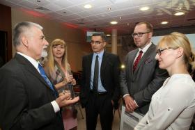 Prof. Jan Madey ze swoim  laureatem dr inż. Michałem Krukiem i jego gośćmi.