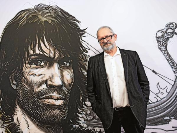 Grzegorz Rosiński na tle słynnego Thorgala