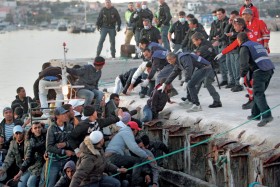 Kolejny transport z Afryki przybija do brzegu. Europa ma kłopot: kto ma przyjąć uciekinierów?