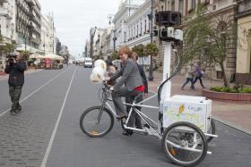 Łódź była pierwszym polskim miastem, którego panoramiczne zdjęcia można było oglądać korzystając z funkcji Google Maps Street View. Na zdjęciu prezydent miasta Hanna Zdanowska podczas prezentacji sprzętu, którym robiono te fotografie.