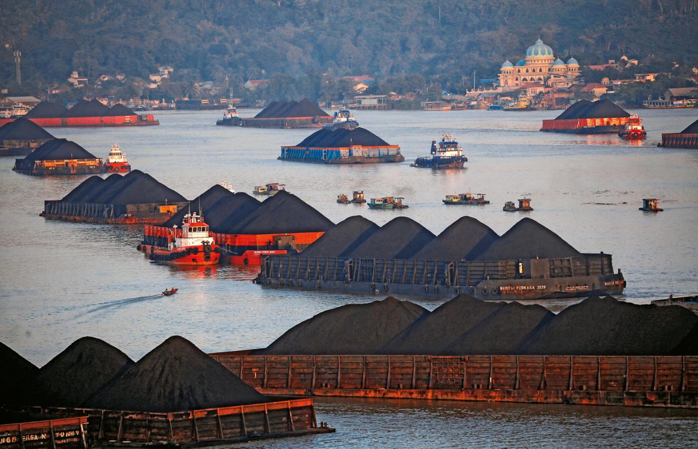 Barki z węglem na indonezyjskiej rzece Mahakam w Samarindzie.