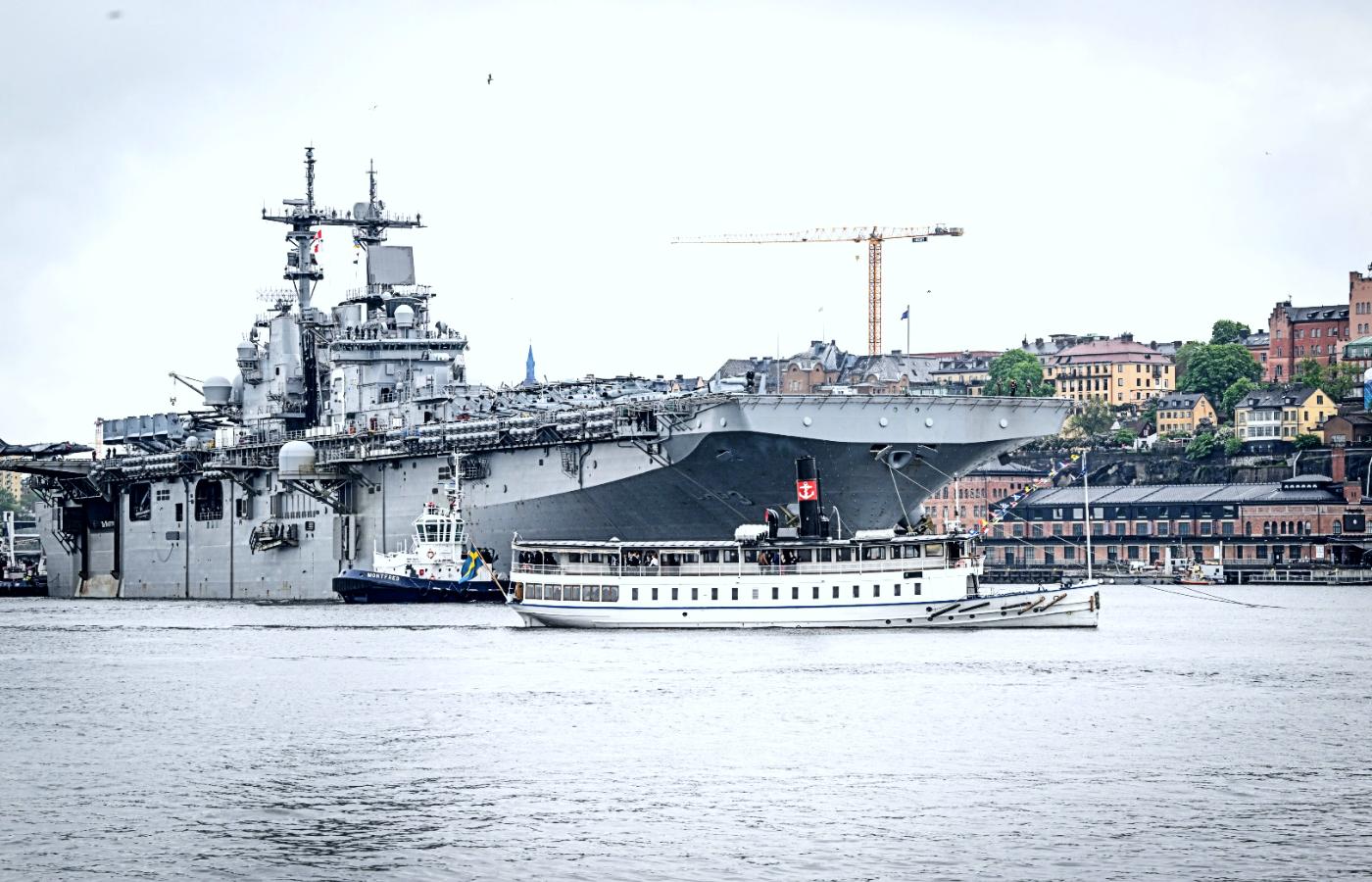 USS Kearsarge to prawie 260-metrowy kolos będący w praktyce niewielkim lotniskowcem. Na zdjęciu w Sztokholmie, 2 czerwca 2022 r.