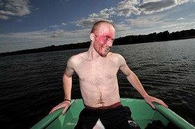 Chwila oddechu między pozoracjami – Maciej Stańczak – na co dzień ratownik pogotowia w Opolu, w weekendy instruktor harcerskich ratowników mówi że nawet kilkugodzinne udawanie wyziębienia może być doskonałą zabawą.