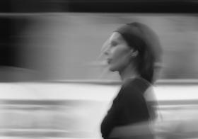 Mroczne, depresyjne doświadczenia wyrzucała z siebie w czasach Maanamu z nieprawdopodobną ekspresją i energią.