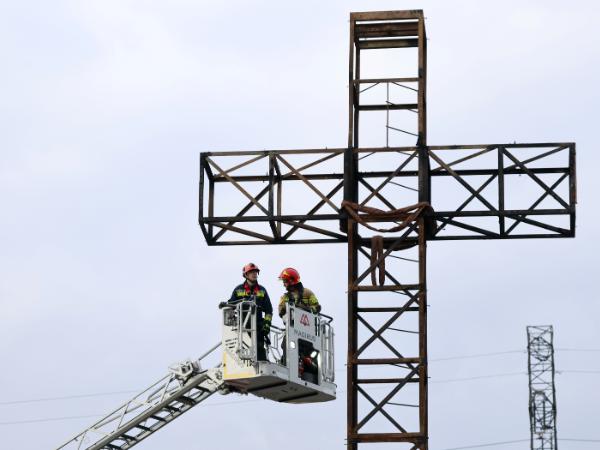 Krzyż na terenie parafii św. Maksymiliana Marii Kolbego na Mokotowie