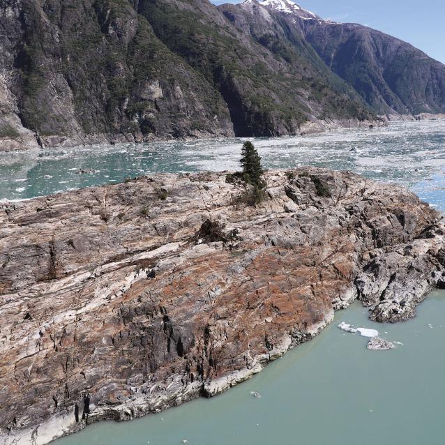 Malowniczy fiord Tracy Arm o długości ok. 50 km znajduje się kilkadziesiąt kilometrów na południe od Juneau − stolicy Alaski.