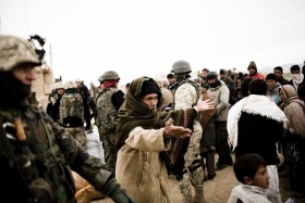 W następnej wiosce żołnierze będą musieli strzelać w powietrze na postrach, bo przy podziale darów doszło do regularnej bójki.