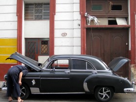 Stare auta wyglądają czasem jak nowe, Kubańczycy o nie dbają, można powiedzieć – pieszczą.