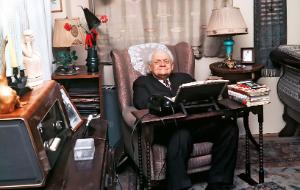 Melchior Wańkowicz w swoim warszawskim mieszkaniu, 1973 r.