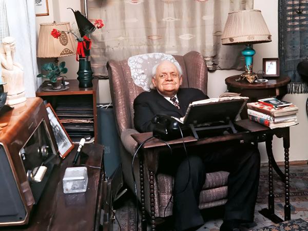 Melchior Wańkowicz w swoim warszawskim mieszkaniu, 1973 r.