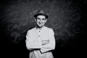 Marek Pędziwiatr, nominowany w kategorii Muzyka popularna. Wyrósł ze środowiska hiphopowego, ale udowodnił, że potrafi tłumaczyć języki gatunków muzycznych w sposób jasny, wszechstronny i zajmujący dla każdej grupy słuchaczy. Czytaj więcej »