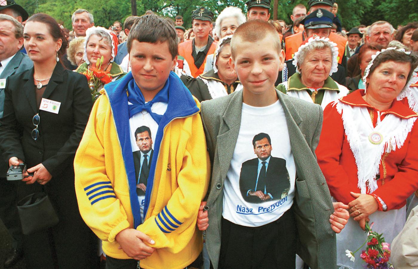 Aleksander Kwaśniewski w 2000 r. wygrał wybory prezydenckie już w pierwszej turze zdobywając prawie 54 proc. poparcia. Na drugim miejscu był Andrzej Olechowski, którego poparło 17,3 proc. wyborców