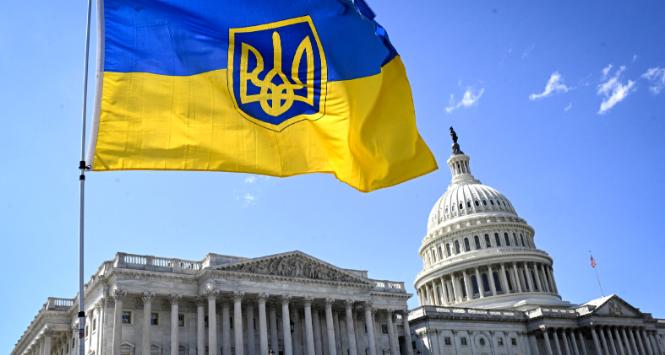 Zwolennicy udzielenia pomocy Ukrainie demonstrowali przed siedzibą amerykańskiego Kongresu w Waszyngtonie, 20 kwietnia 2024 r.