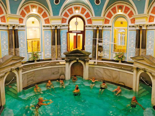 Basen termalny w sanatorium w Lądku-Zdroju