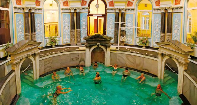 Basen termalny w sanatorium w Lądku-Zdroju
