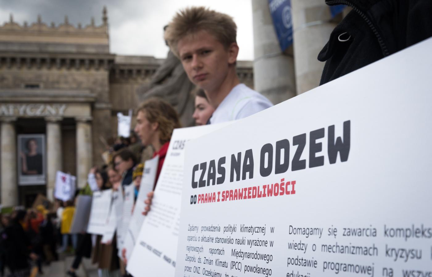 Młodzieżowy Strajk Klimatyczny 20 września 2019 pod PKiN w Warszawie
