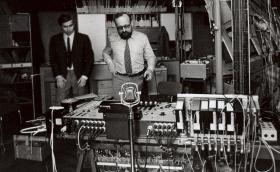 Krzysztof Penderecki i Eugeniusz Rudnik w Studio Eksperymentalnym Polskiego Radia, 1972 r.