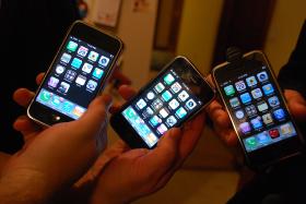 I młodzi, i starsi uzależnieni od sieci stwarzają realne zagrożenia dla otoczenia i samych siebie.