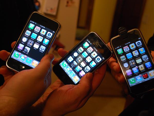 I młodzi, i starsi uzależnieni od sieci stwarzają realne zagrożenia dla otoczenia i samych siebie.