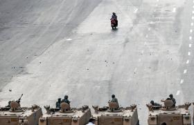 Do przewrotu o egipskim wojsku mówiło się tylko dobrze, ludzie z szacunkiem odnosili się do żołnierzy na ulicach Kairu. Dziś na fejsbukowym profilu same bluzgi.