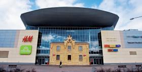 Suwalskie centrum handlowe Plaza wchłonęło dawne więzienne budynki.