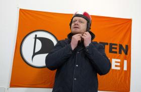 Piraci uwielbiają, gdy się ich pyta, czy są prawicą, czy lewicą? Na fot.jeden z liderów niemieckiej Partii Piratów Bernd Schloemer.